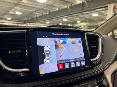 Used 2021 Chrysler Pacifica Limited w/ Uconnect Theater Family Group image 17