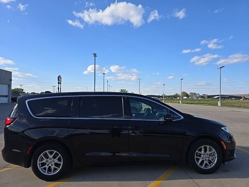 Used 2025 Chrysler Pacifica Select FWD image 4