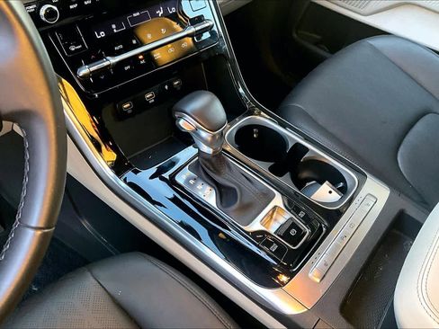 Used 2024 Kia Carnival EX image 16