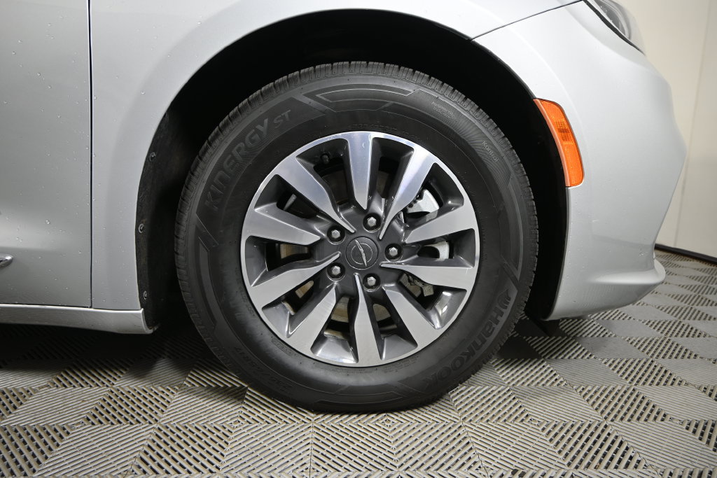Used 2023 Chrysler Pacifica Limited FWD image 11