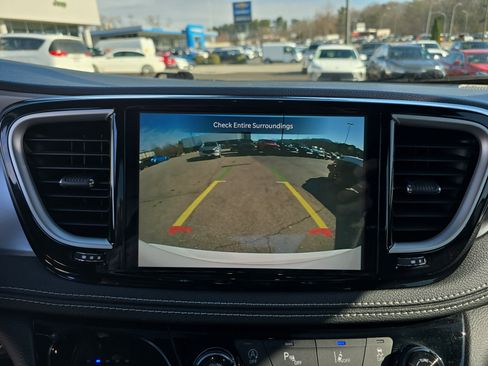 Used 2022 Chrysler Pacifica Touring-L w/ S Appearance Package image 27