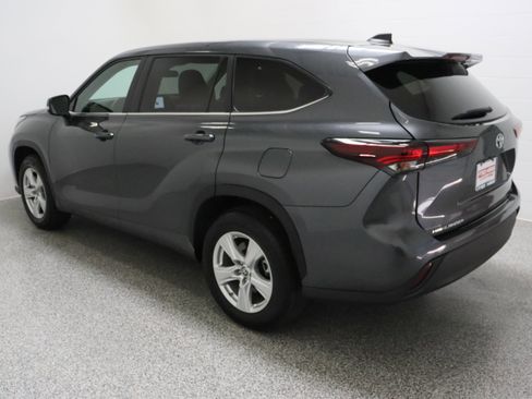 Used 2025 Toyota Highlander LE image 9