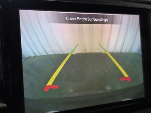 Used 2023 Chrysler Pacifica Touring-L FWD image 21
