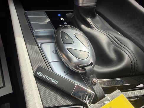 Certified 2025 Hyundai Elantra Limited FWD image 40
