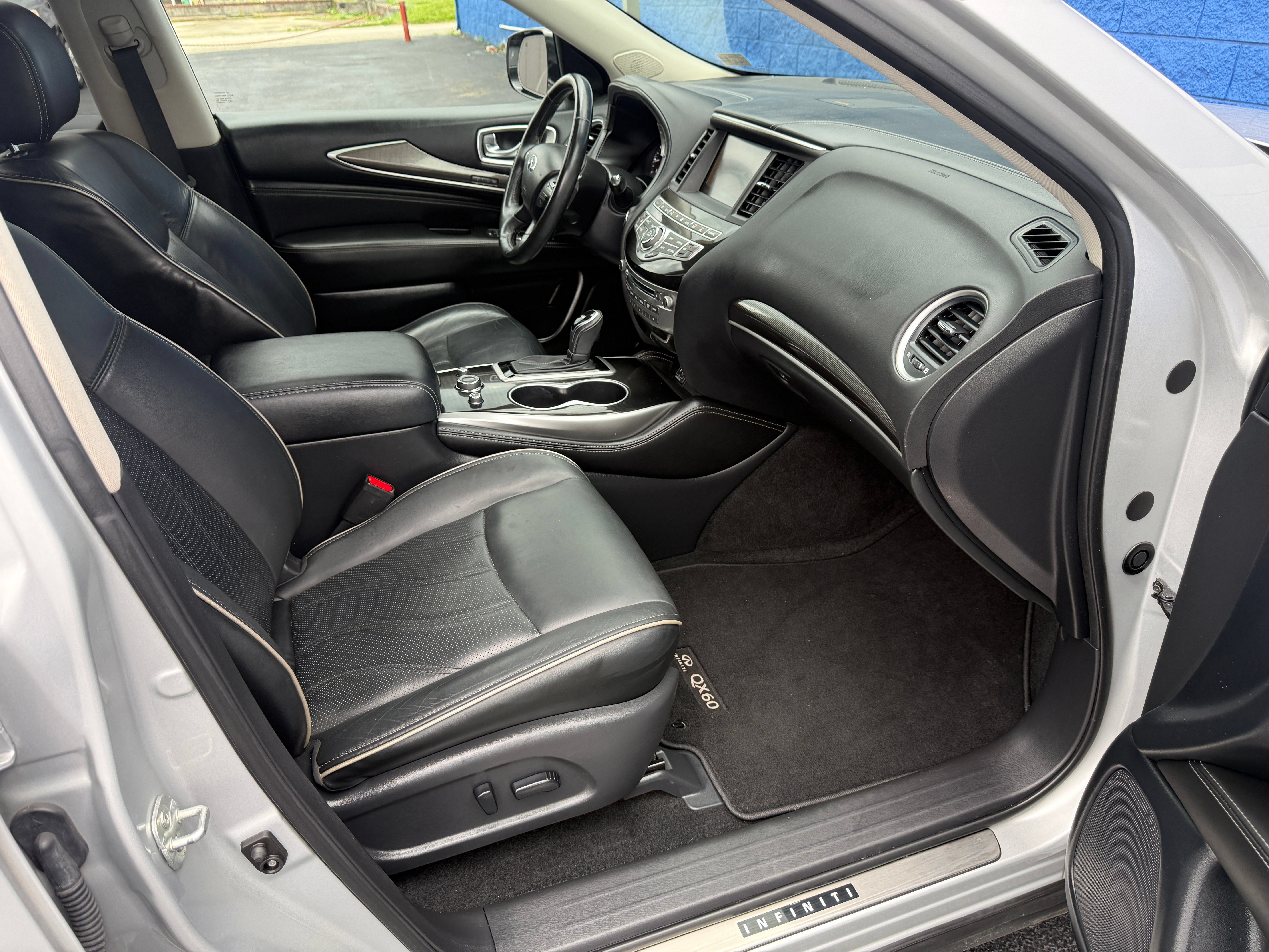 Used 2019 INFINITI QX60 Luxe w/ Essential Package AWD/4WD image 25