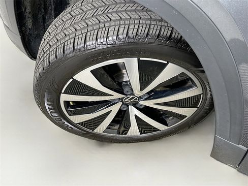 Used 2023 Volkswagen Taos SE w/ Panoramic Sunroof Package image 23