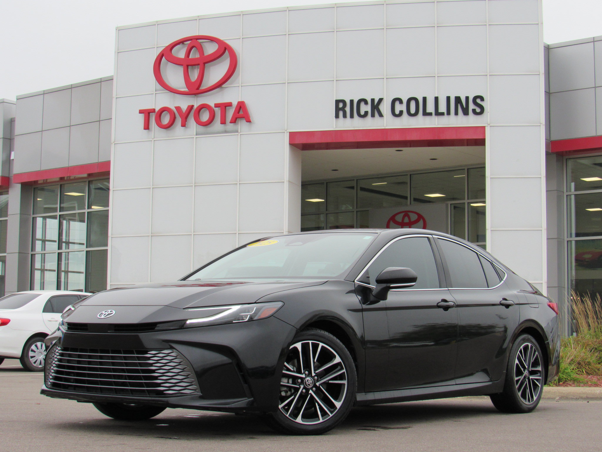 Used 2025 Toyota Camry XLE FWD image 1