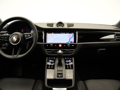 Used 2025 Porsche Macan image 21