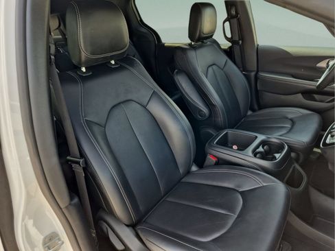 Used 2025 Chrysler Pacifica Select FWD image 19