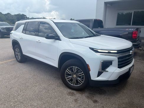 Used 2026 Chevrolet Traverse LT FWD image 1