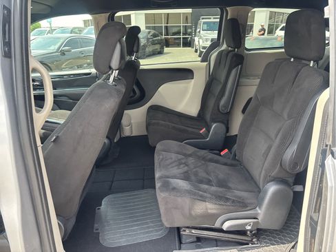 Used 2016 Dodge Grand Caravan SE image 6