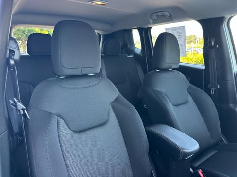 Used 2023 Jeep Renegade Latitude AWD/4WD image 16