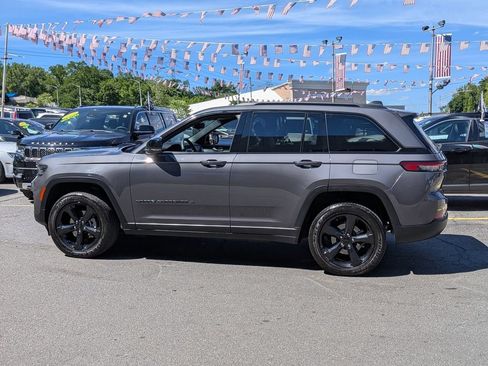 Used 2023 Jeep Grand Cherokee Altitude AWD/4WD image 17