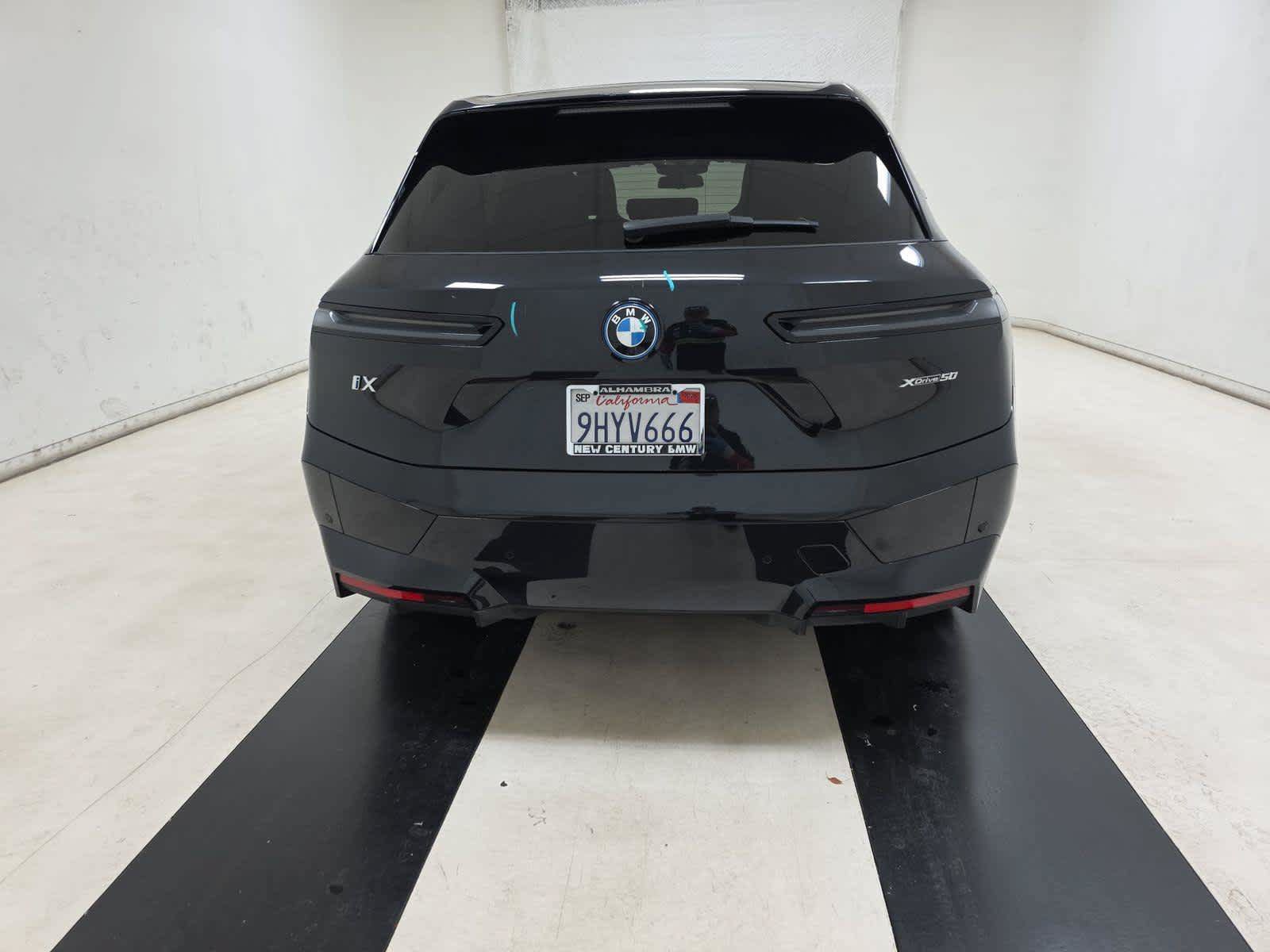 Used 2024 BMW iX xDrive50 w/ Sport Package AWD/4WD image 5