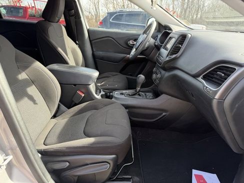 Used 2019 Jeep Cherokee Latitude w/ Popular Appearance Group image 5