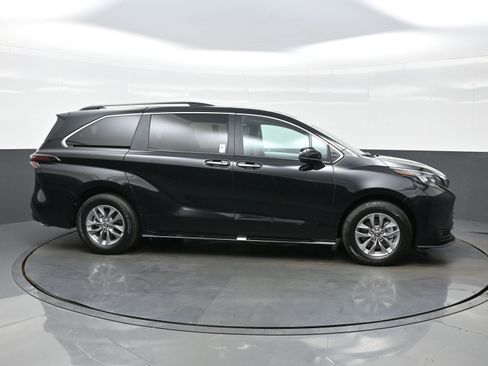 Used 2026 Toyota Sienna XLE FWD image 7