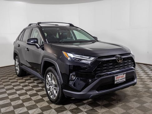 Used 2022 Toyota RAV4 XLE Premium image 12