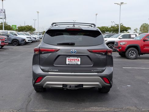 Used 2024 Toyota Highlander Platinum AWD/4WD image 7