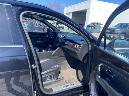 Used 2018 Bentley Bentayga image 18