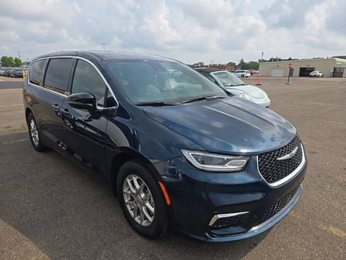 Used 2025 Chrysler Pacifica Select FWD image 3