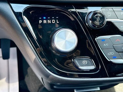 Used 2026 Chrysler Pacifica Select image 18