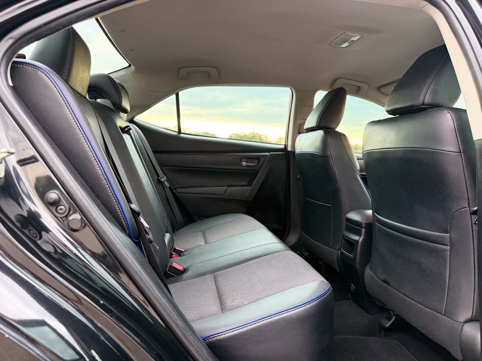 Used 2018 Toyota Corolla SE FWD image 22
