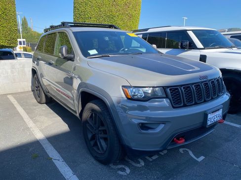 Used 2021 Jeep Grand Cherokee Trailhawk w/ Trailhawk Luxury Group AWD/4WD image 2