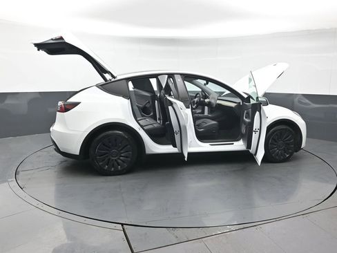 Used 2021 Tesla Model Y Long Range image 50