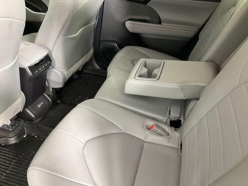 Used 2024 Toyota Highlander XLE image 12
