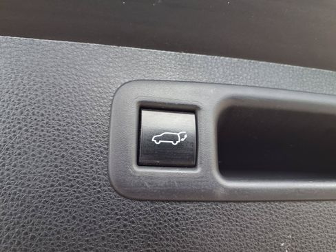 Used 2022 Toyota Highlander XLE AWD/4WD image 29