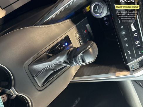 Used 2024 Toyota Venza XLE image 19