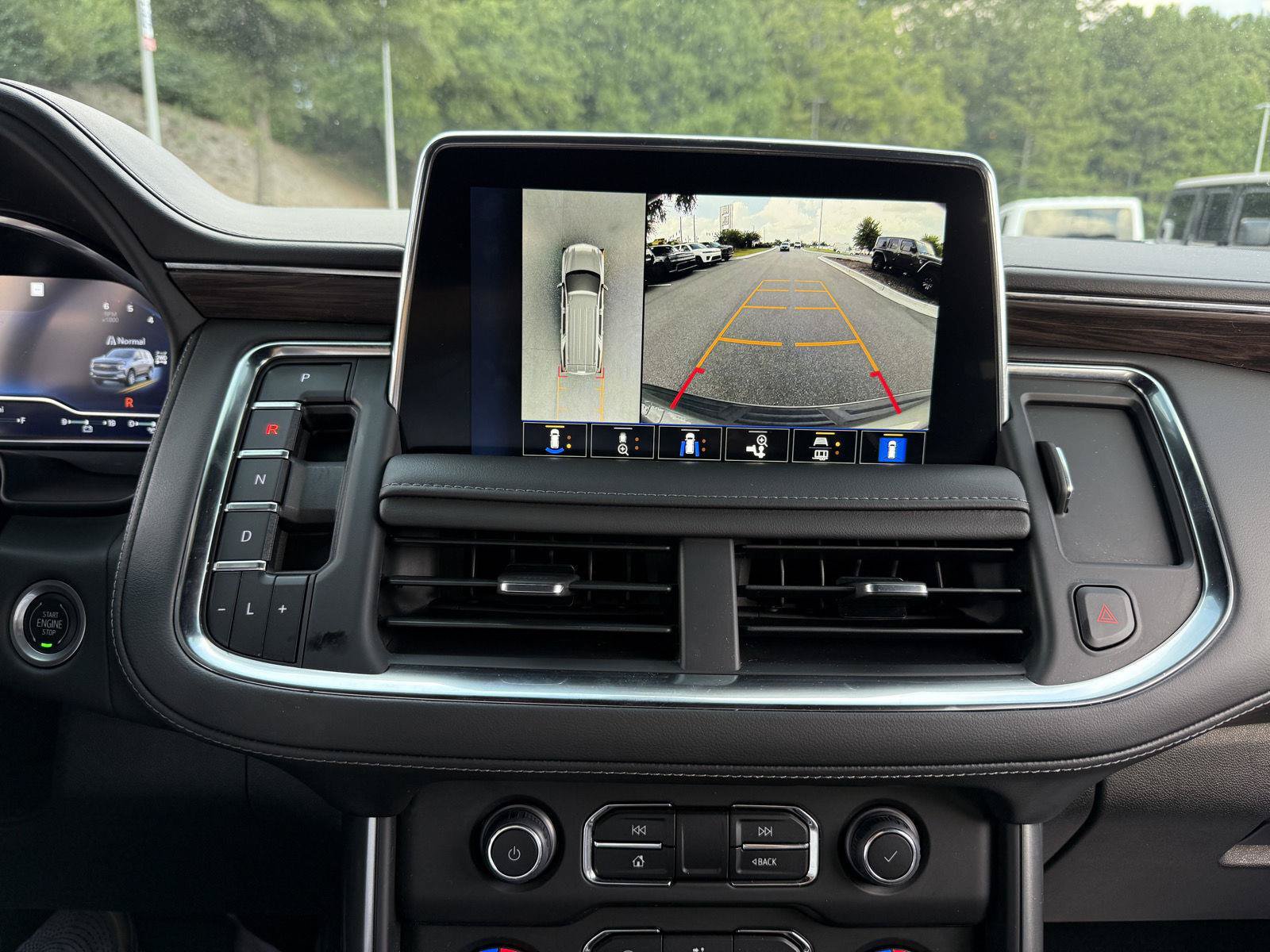 Used 2022 Chevrolet Tahoe Z71 w/ Luxury Package AWD/4WD image 19