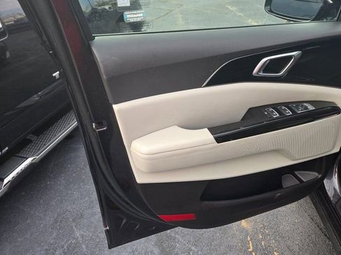 Used 2024 Kia Carnival EX image 23