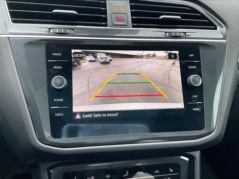 Used 2022 Volkswagen Tiguan SE w/ Panoramic Sunroof Package image 27