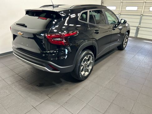 Used 2024 Chevrolet Trax LT w/ Driver Confidence Package FWD image 3