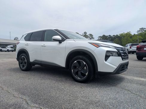 Used 2025 Nissan Rogue SV AWD/4WD image 2