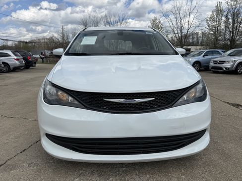 Used 2020 Chrysler Voyager L image 8