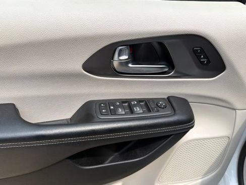 Used 2022 Chrysler Pacifica Touring-L FWD image 19