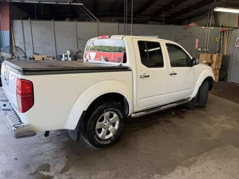 Used 2009 Nissan Frontier SE w/ SE Value Truck Pkg AWD/4WD image 3