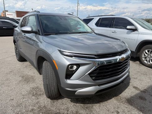 Used 2025 Chevrolet TrailBlazer LT image 2