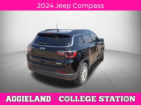 Used 2024 Jeep Compass Latitude AWD/4WD image 2