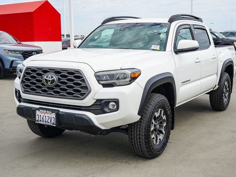 Certified 2023 Toyota Tacoma TRD Off-Road AWD/4WD image 3