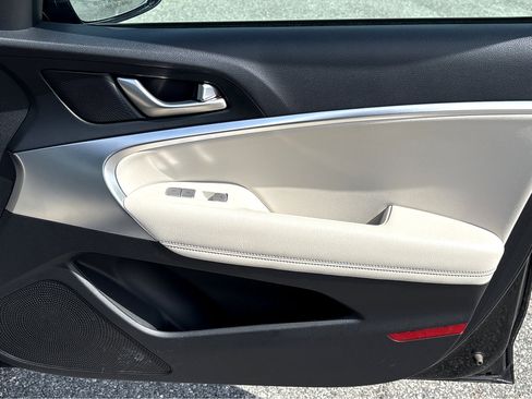 Used 2025 Genesis G70 2.5T image 11