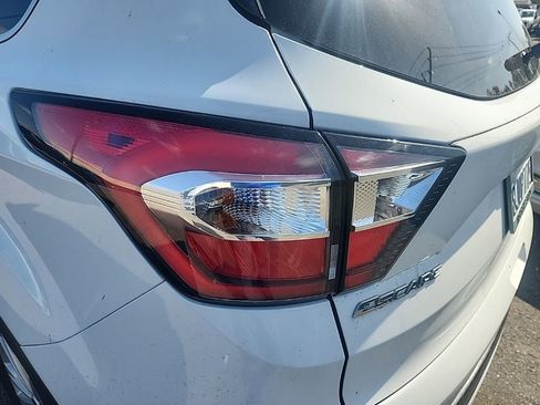Used 2018 Ford Escape SE w/ SE Sync 3 Package image 11