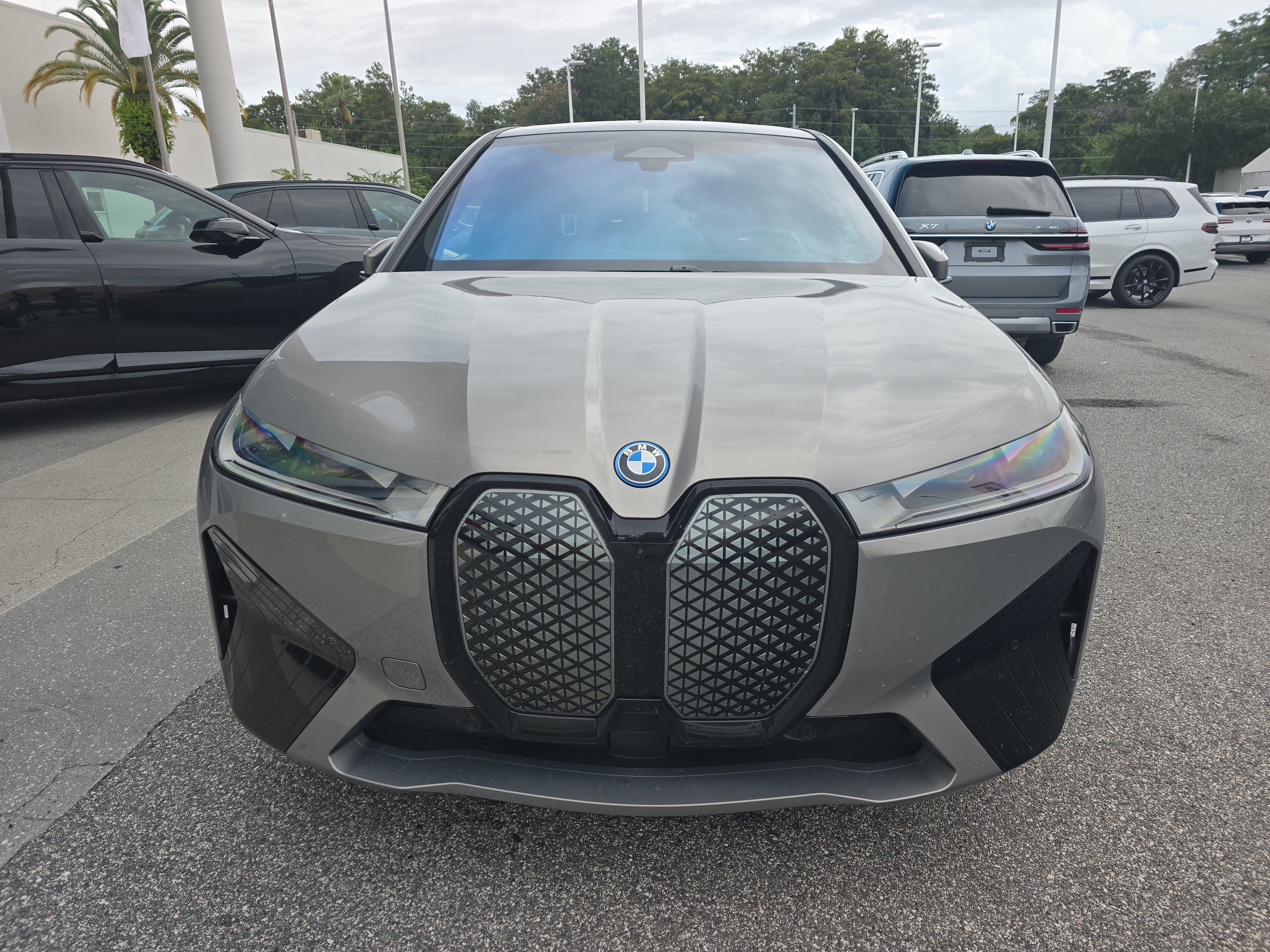Used 2025 BMW iX xDrive50 w/ Premium Package AWD/4WD image 2