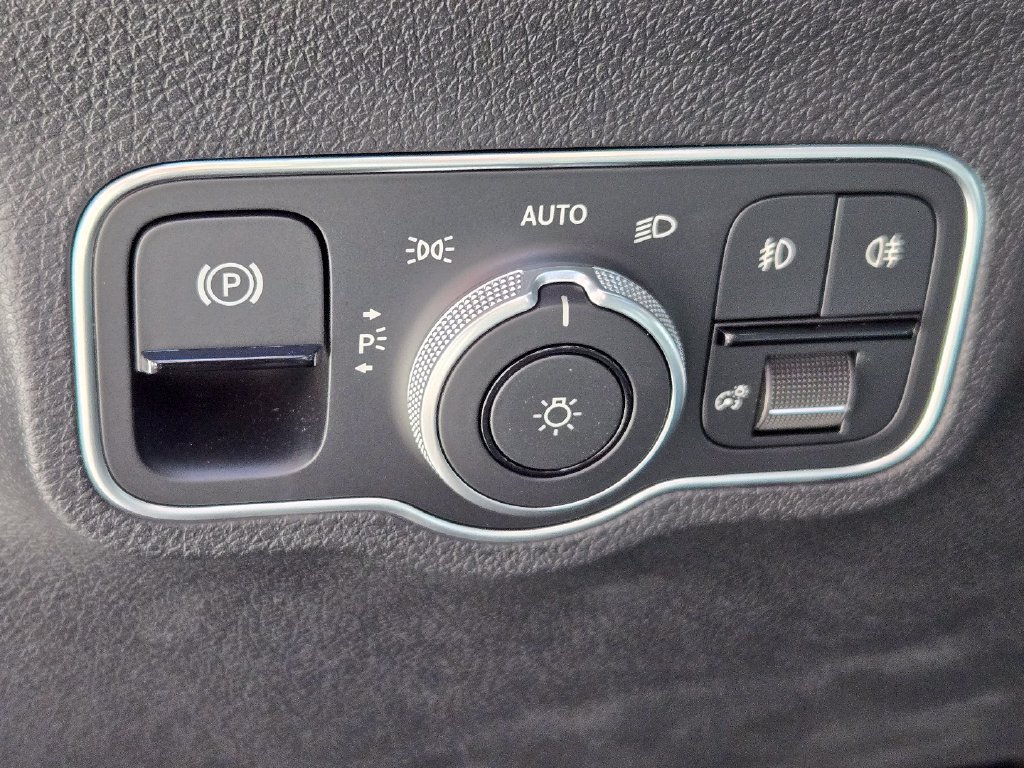 Used 2025 Mercedes-Benz GLB 250 4MATIC image 19