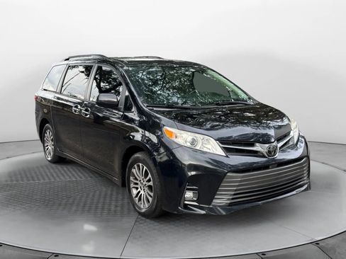 Used 2019 Toyota Sienna XLE image 1