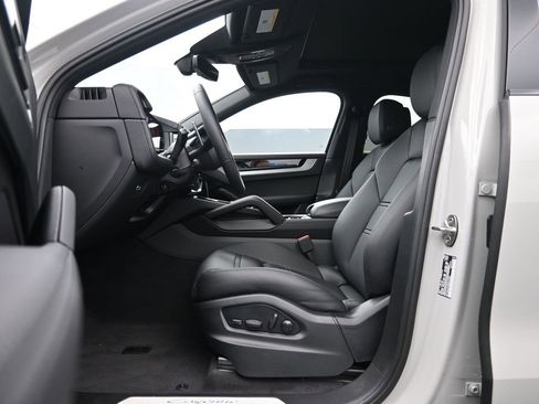 New 2025 Porsche Cayenne Coupe image 14