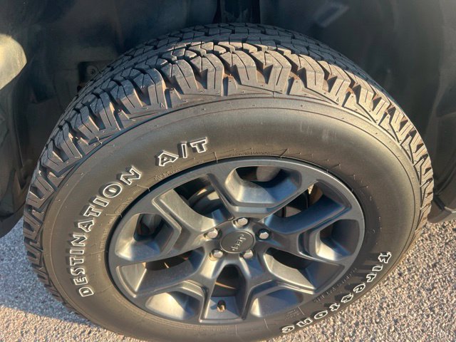Used 2020 Jeep Cherokee Trailhawk AWD/4WD image 9