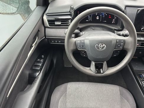 Used 2025 Toyota Camry LE image 18